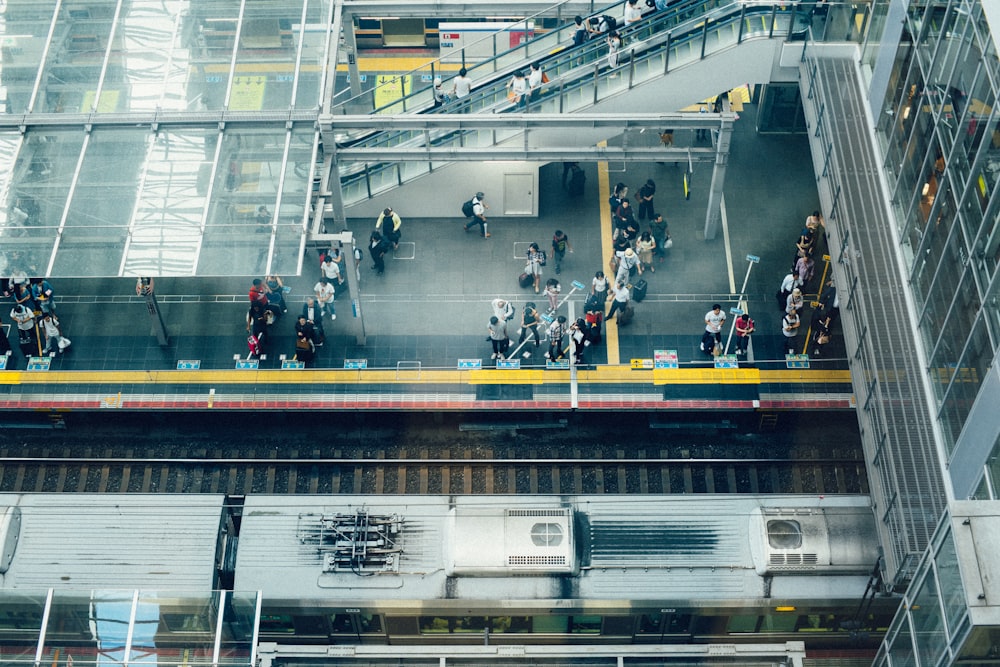 multidão de pessoas caminhando perto da estação de trem