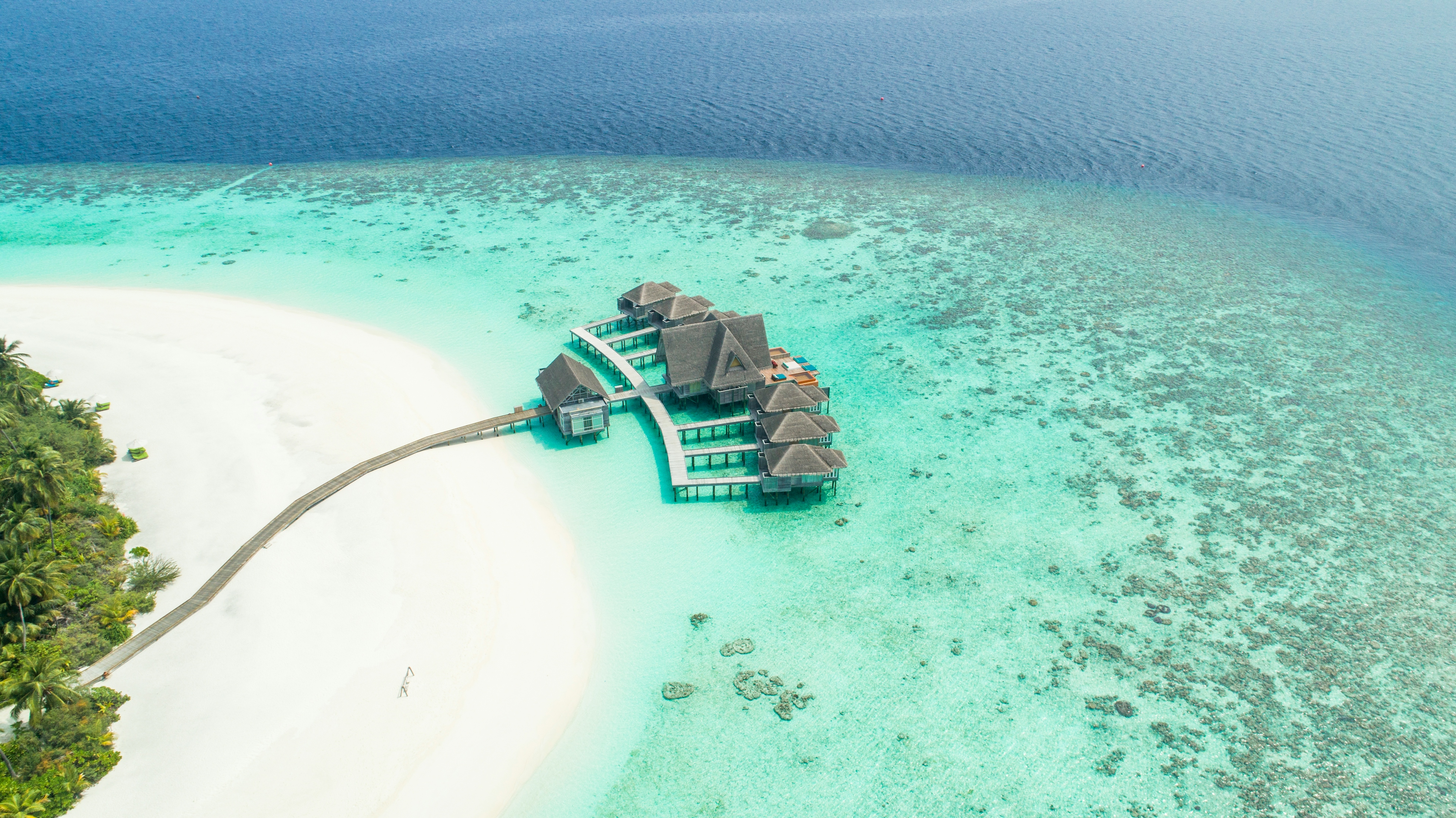 un residence alle maldive con camere affacciate sull'oceano indiano (nell'articolo le migliori esperienze da fare alle maldive)