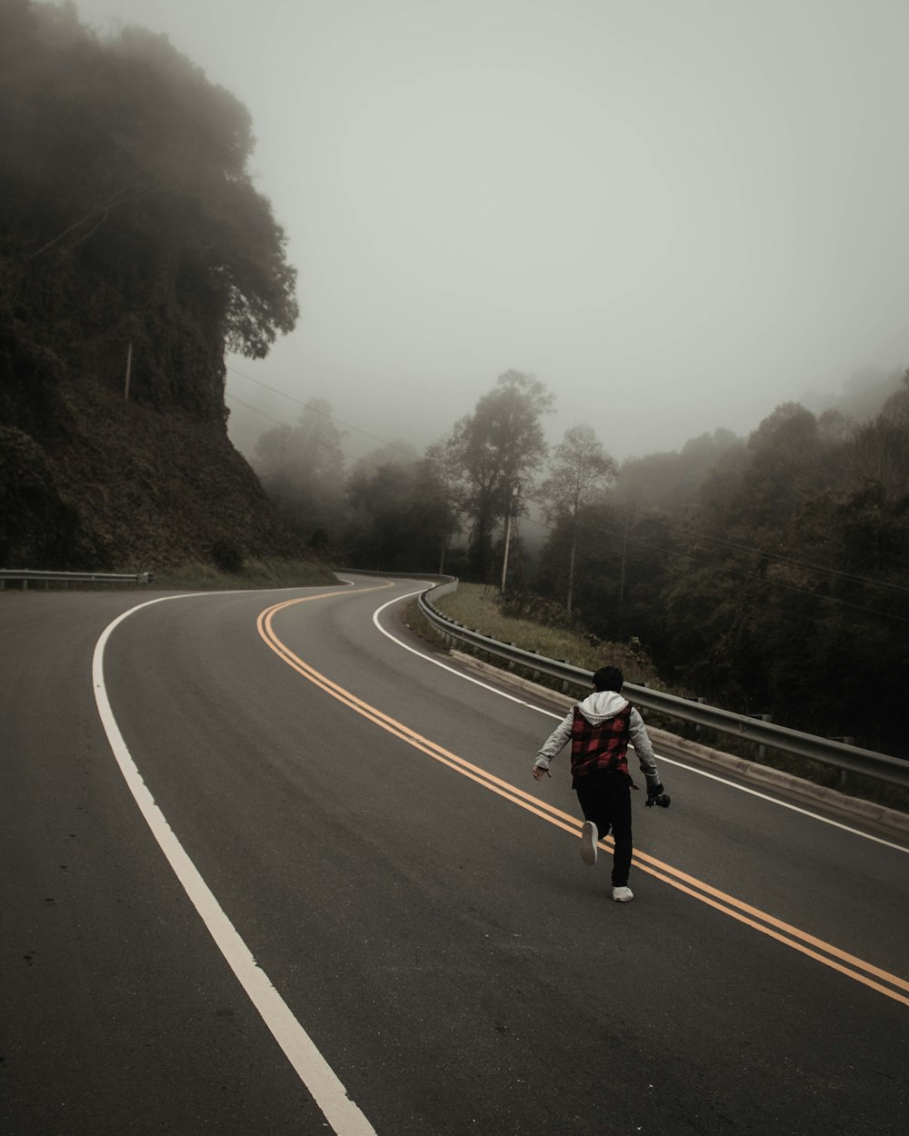 homme debout sur la route pendant la journée