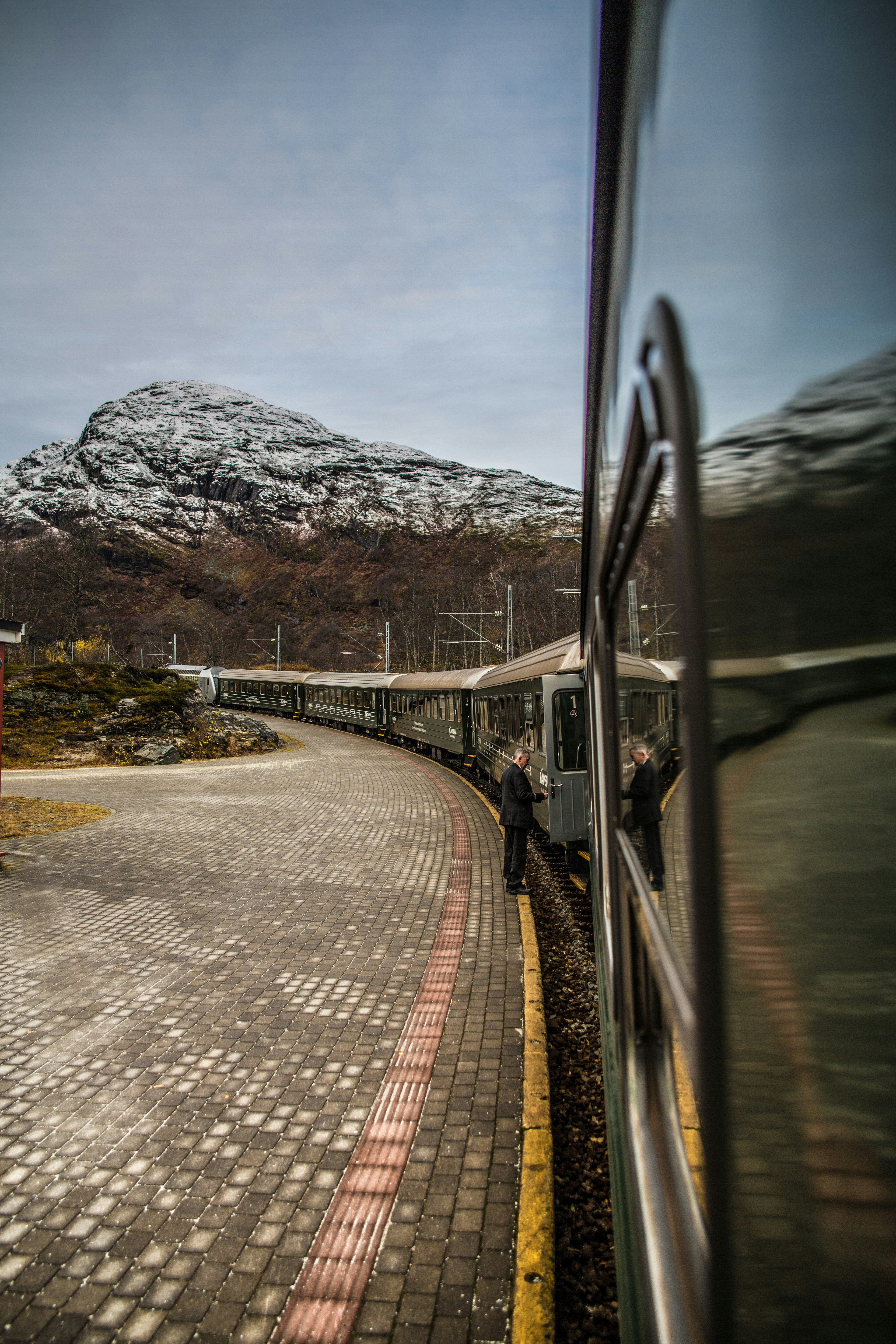train view with mountainhttps://explorethesmallworld.blogspot.com/