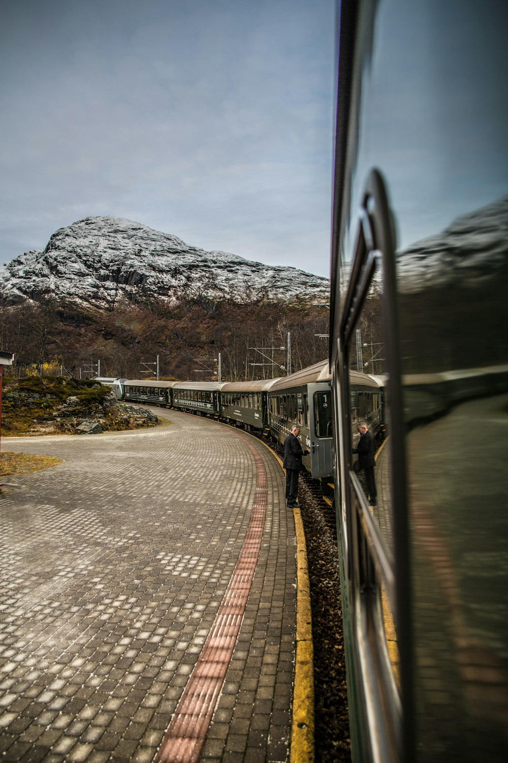 Vue sur le train avec la montagne