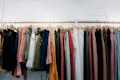 Nombreux vêtements exposés sur un portant