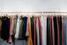 Nombreux vêtements exposés sur un portant