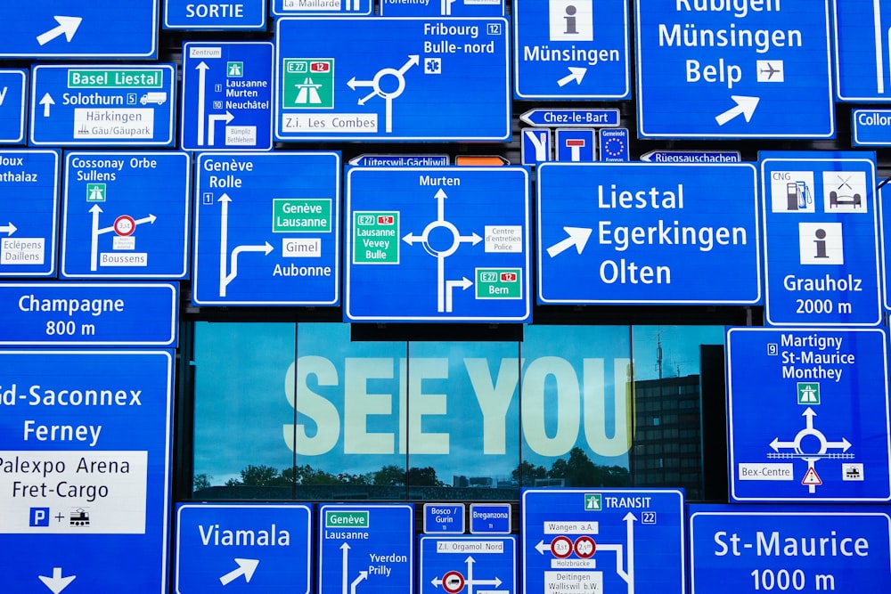 Voir Vous affiché sur une fenêtre en verre avec une signalisation routière bleue accrochée à l’extérieur de la fenêtre