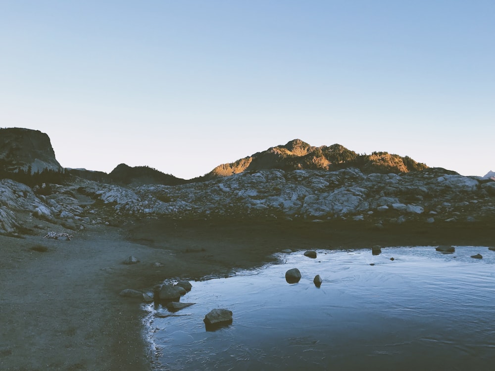 Des montagnes sous un ciel bleu