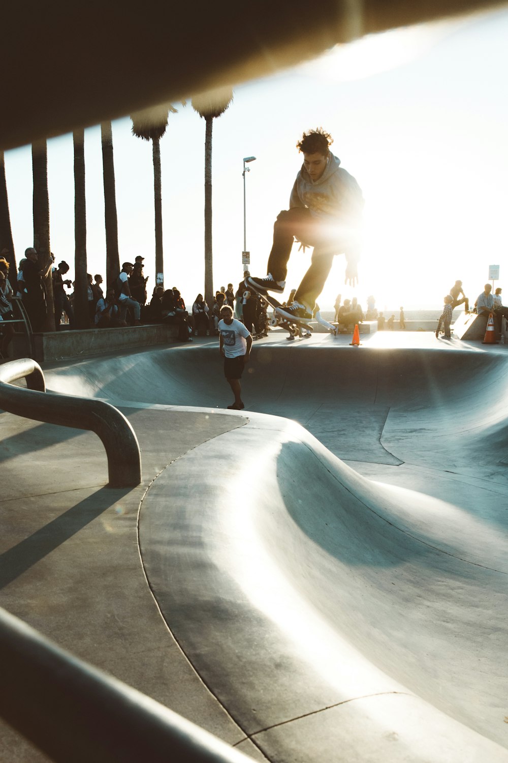 Mann spielt tagsüber Skateboard