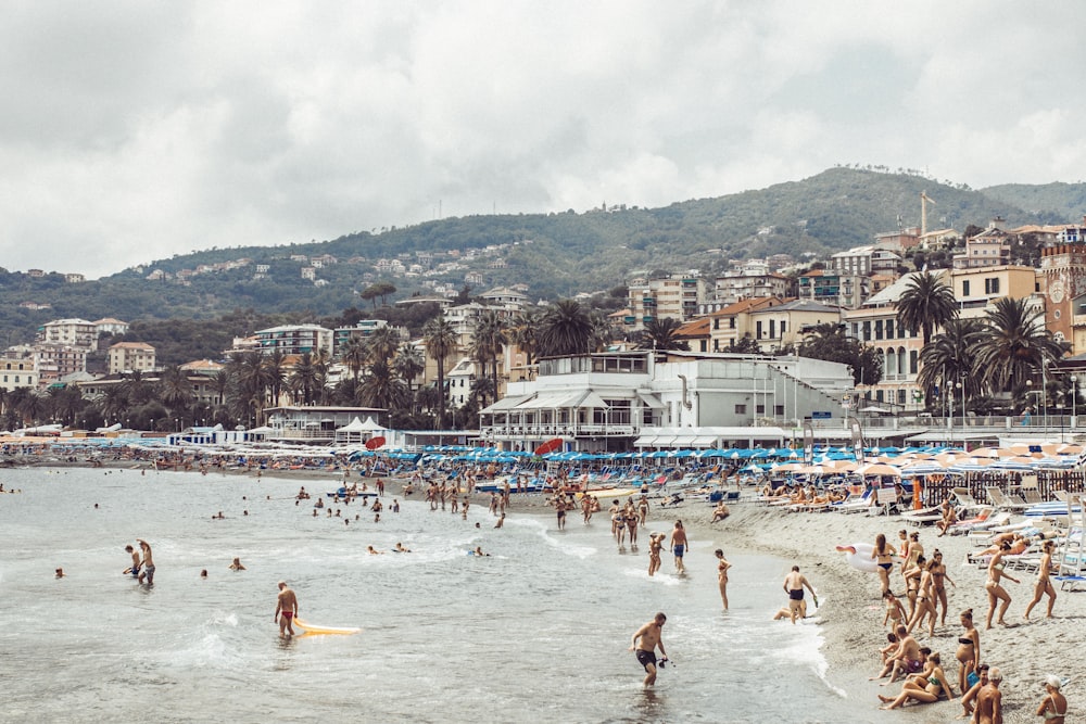 foule de gens sur le bord de la mer pendant la journée