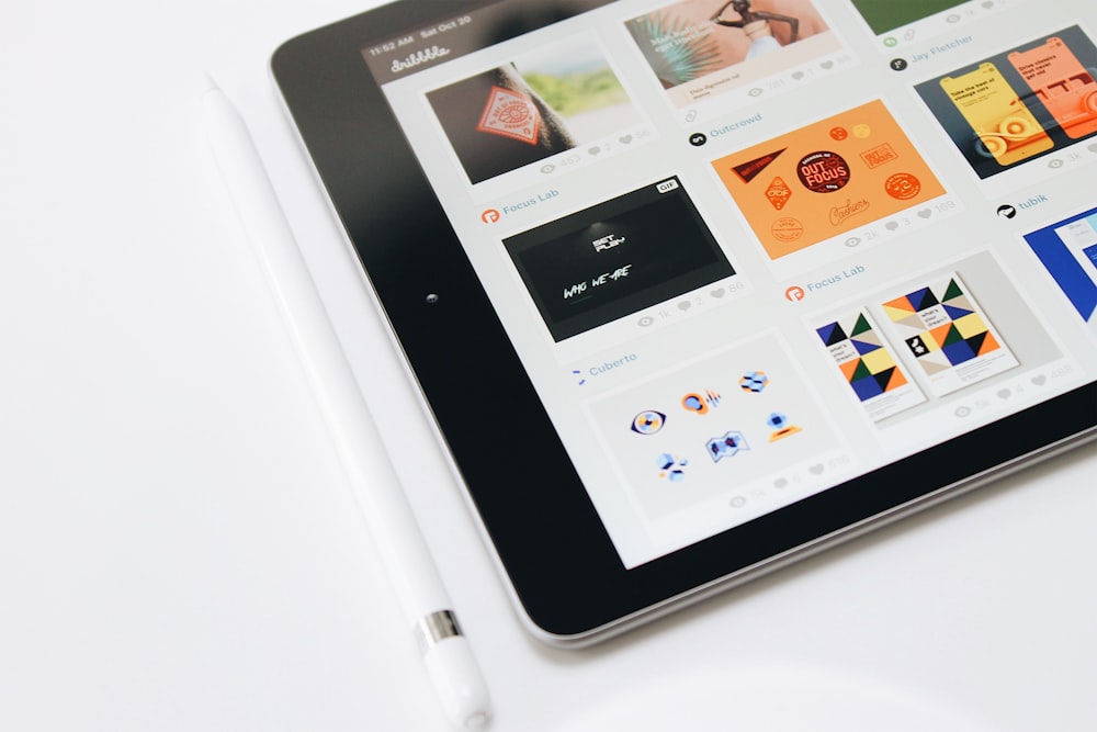 iPad noir allumé et Apple Pencil blanc