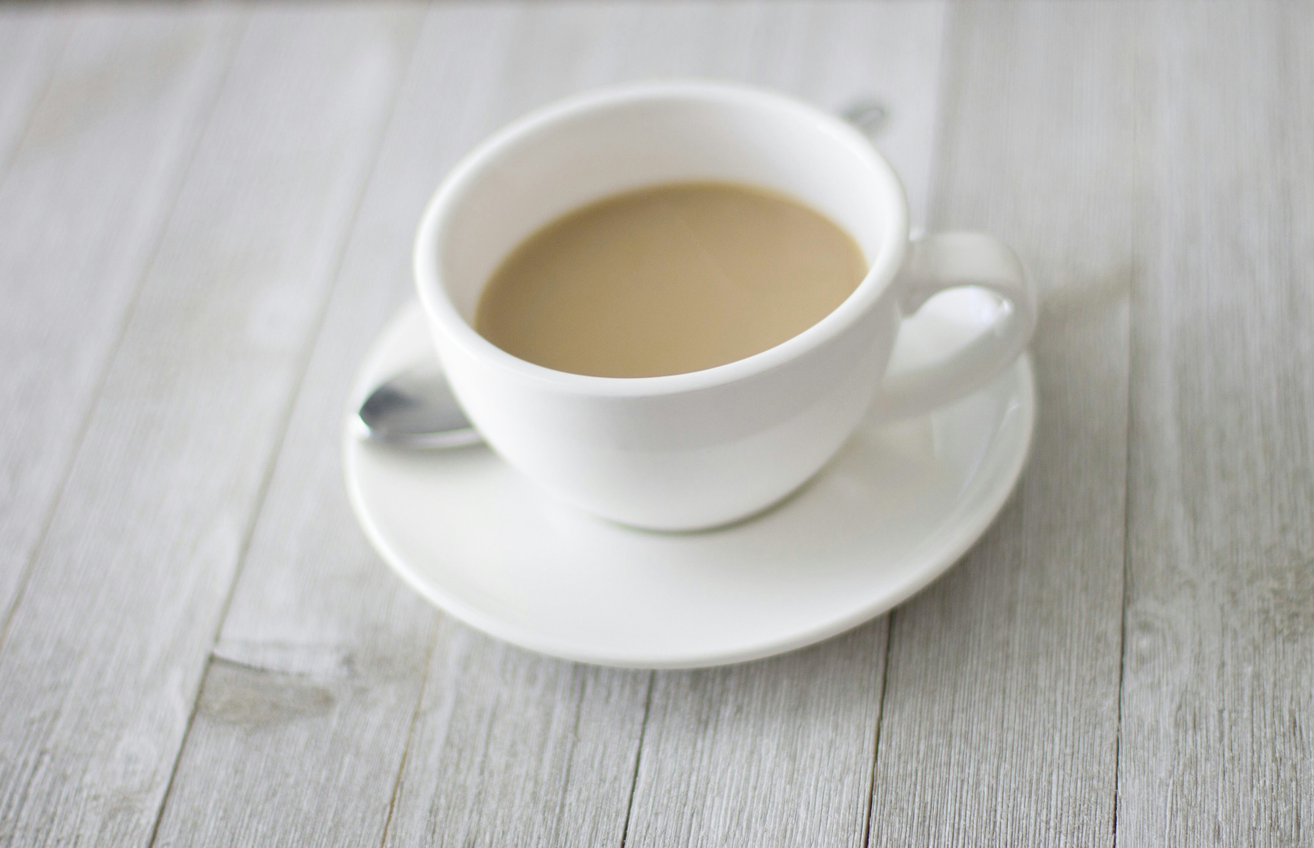 taza de té blanca en platillo