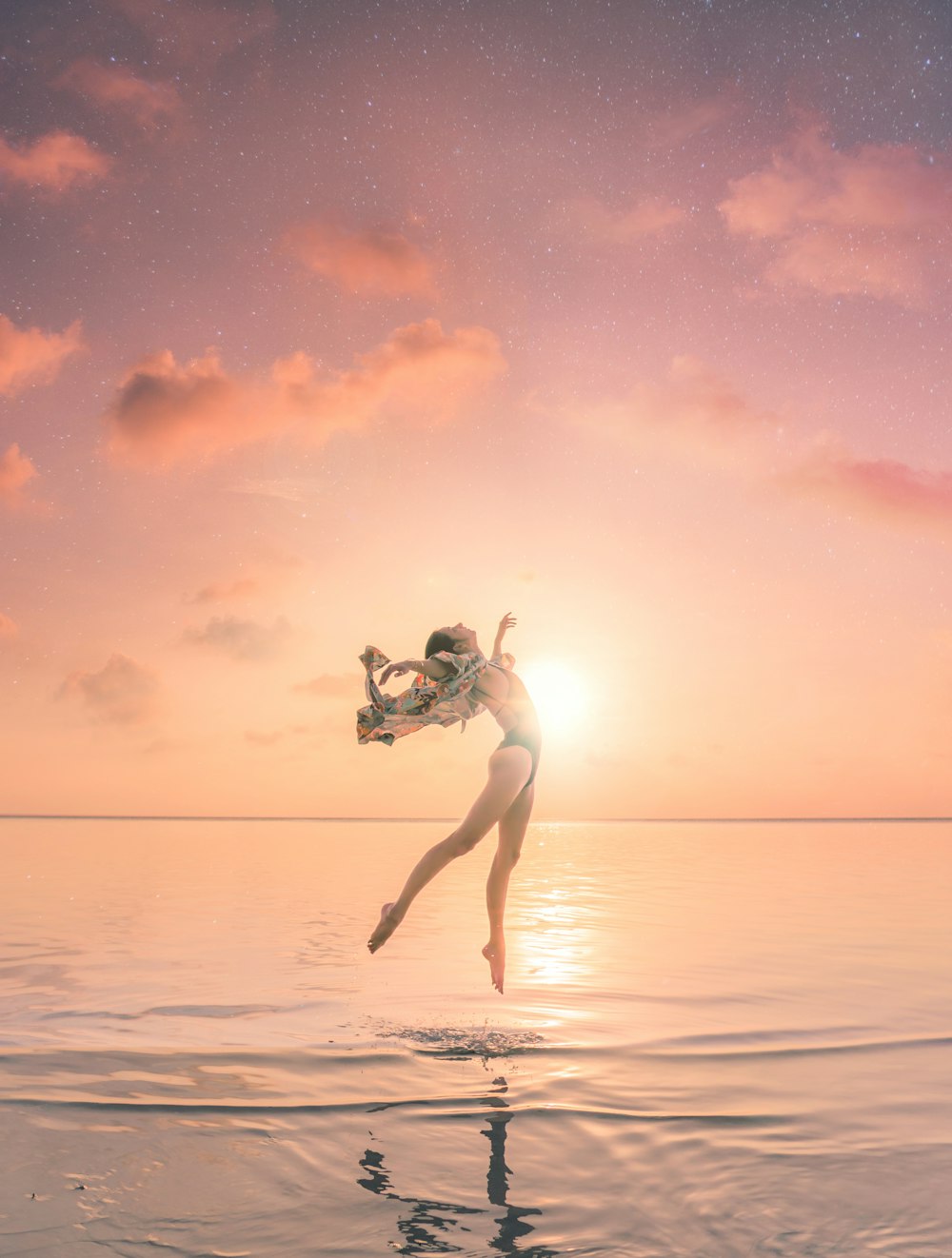 Mujer saltando sobre el cuerpo de agua