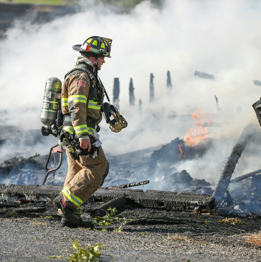 Pompier surveillant une planche en feu