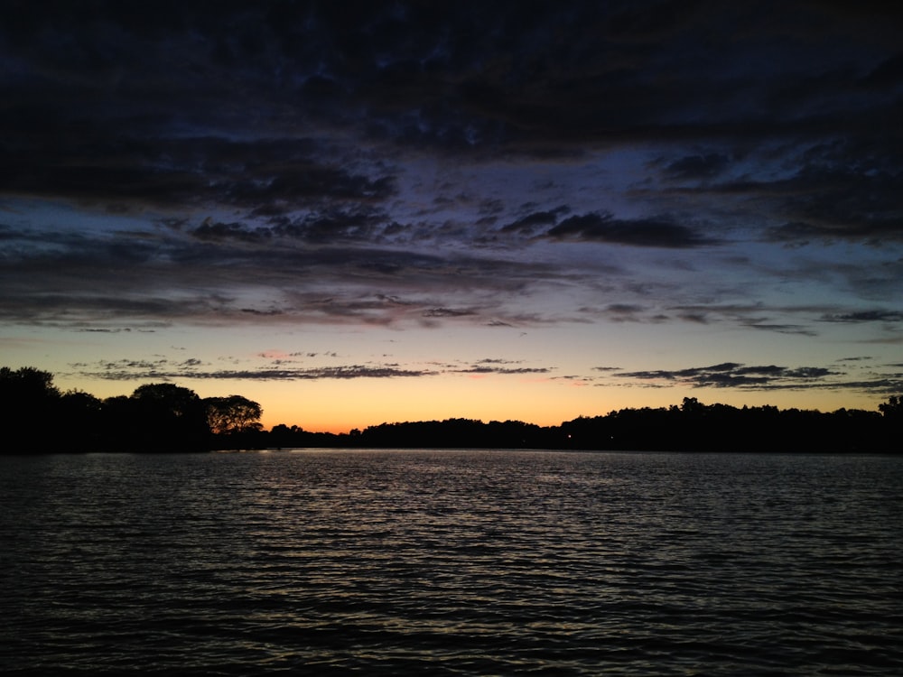 Le soleil se couche sur un plan d’eau