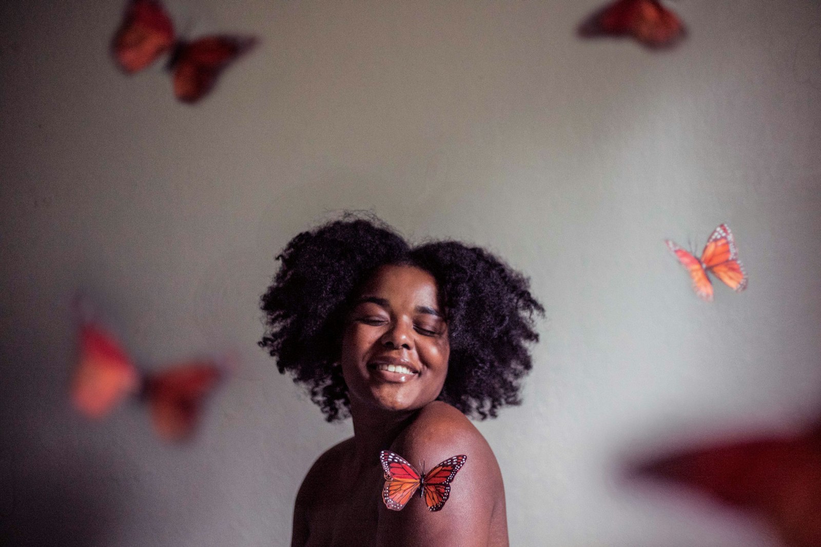 Canon EOS 5DS R + Canon EF 50mm F1.8 STM sample photo. Woman surrounded by butterflies photography