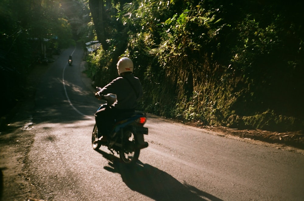 Persona conduciendo motocicleta en carretera de cemento