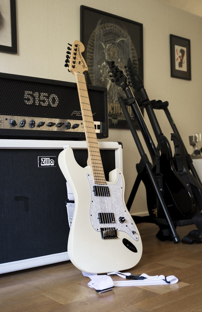 MAYA familiar white stratocaster electric guitar with surprising Van Halen signature amp 5150