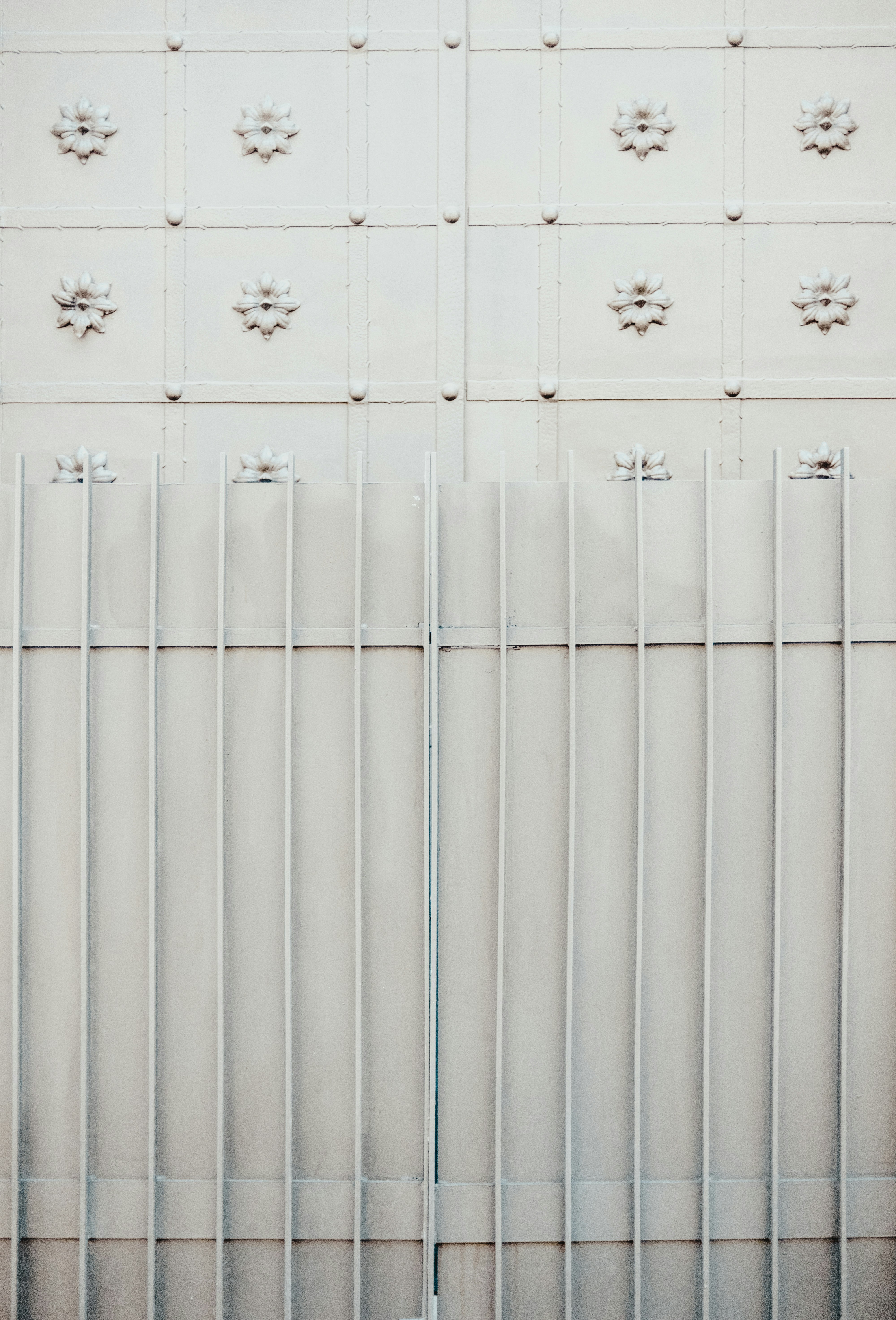 gray computer monitor