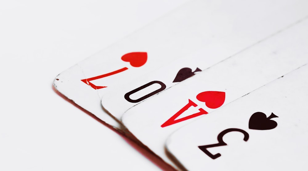 네 개의 스페이드가 있는 카드 놀이의 클로즈업