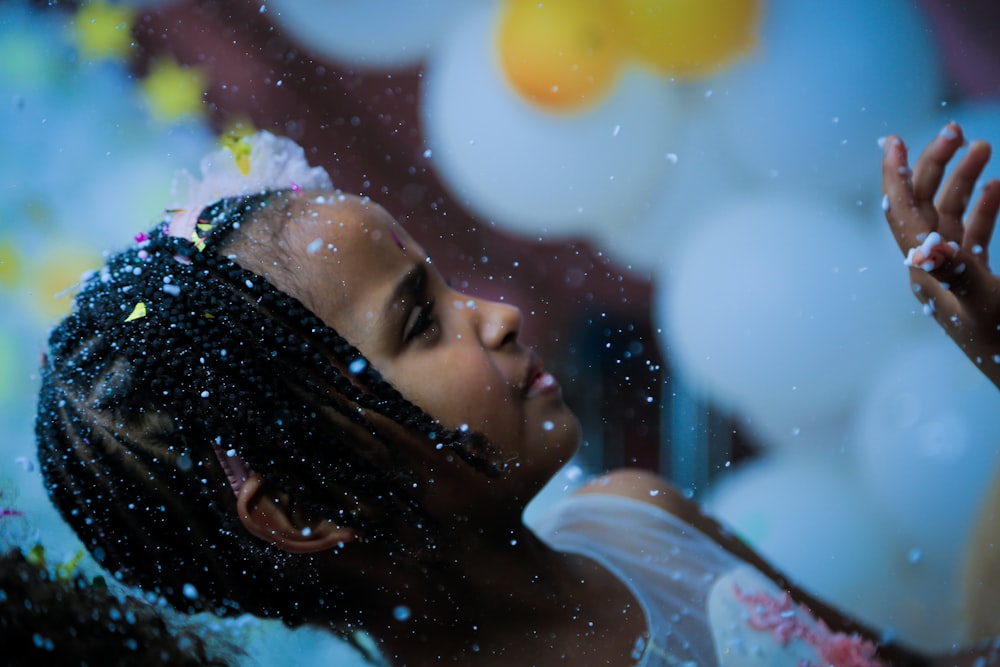 menina virada para os lados