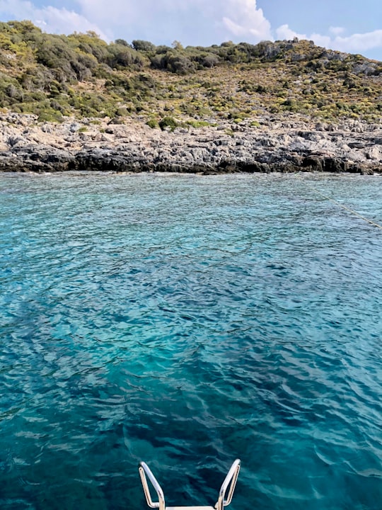 body of water near mountain at daytime in Göcek Mahallesi Turkey