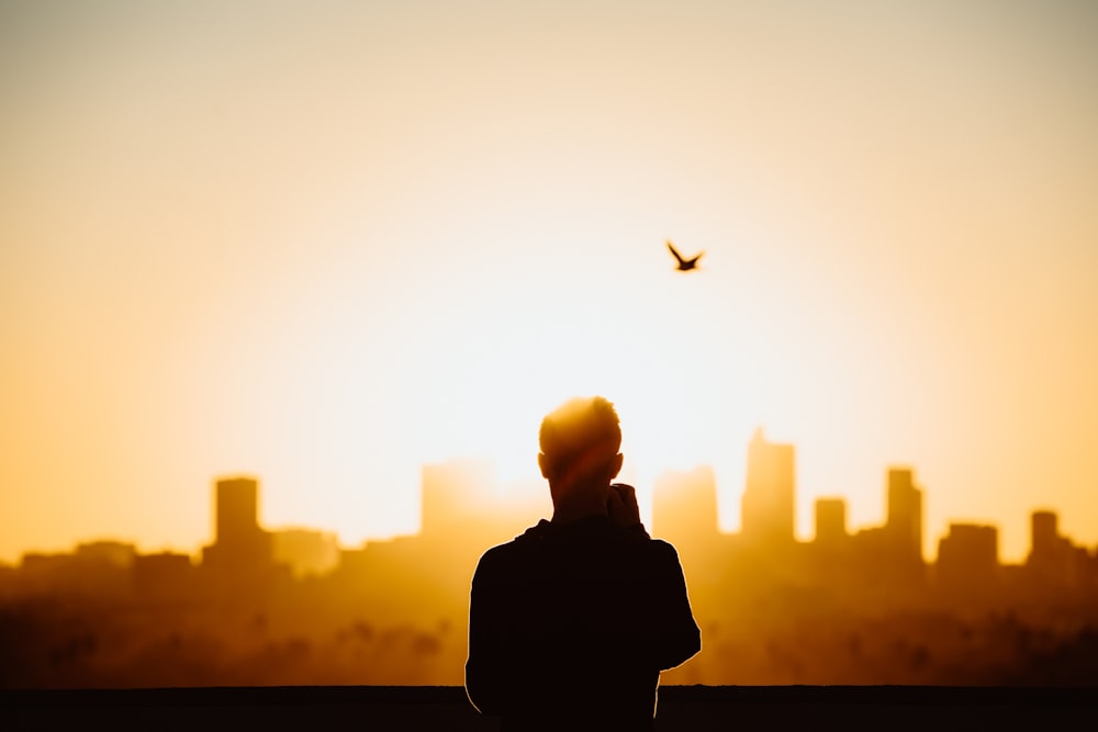 Silhouettenfotografie einer Person während des Sonnenaufgangs