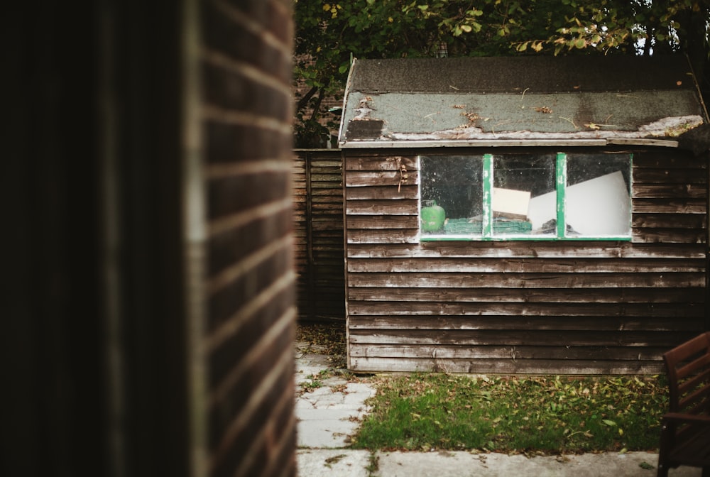 maison peinte en brun et gris sous les arbres pendant la journée