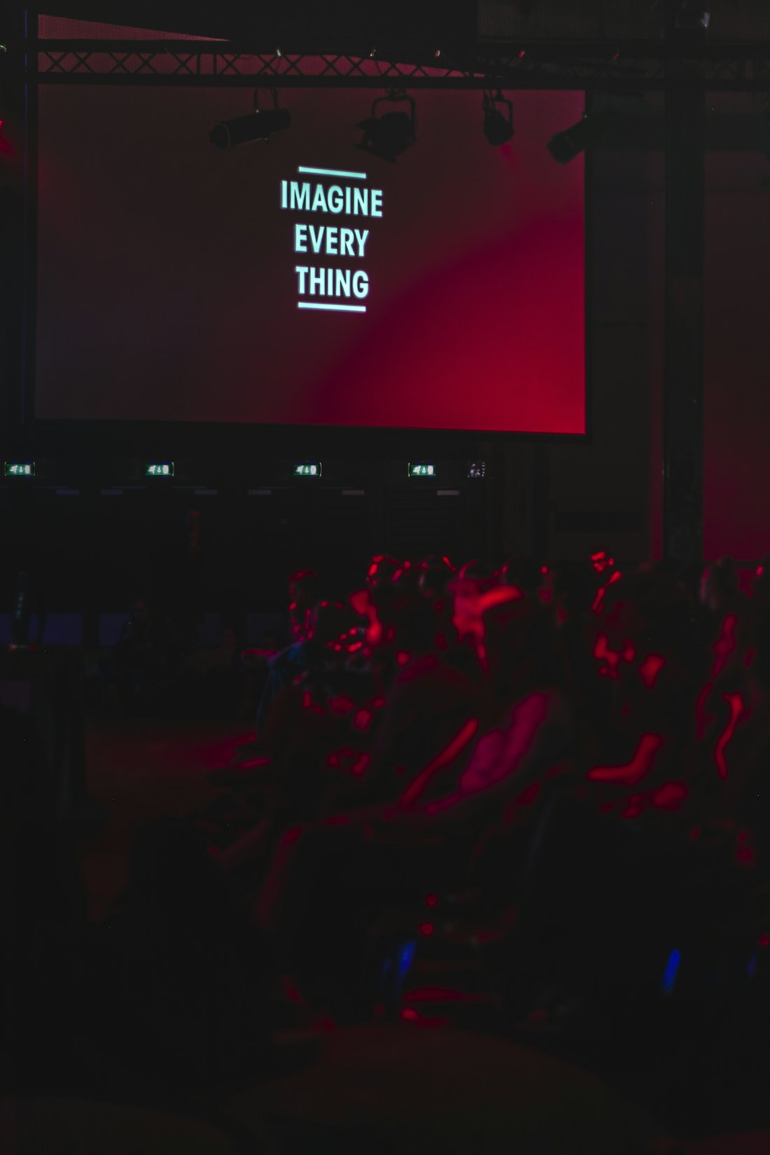 Pubblico illuminato da luci sceniche durante un evento di brand activation