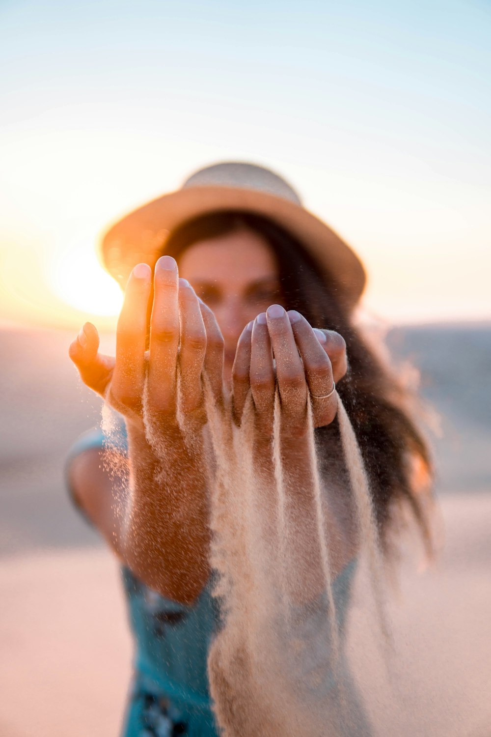 갈색 모래를 들고 있는 여성의 선택적 초점 사진