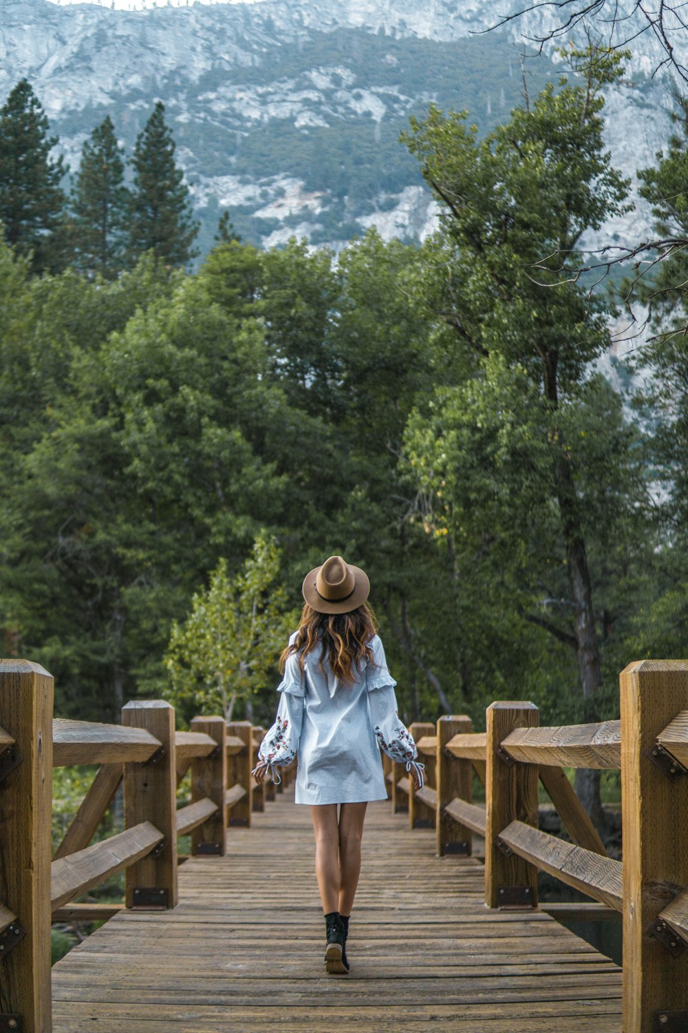 Femme debout sur un pont en bois brun