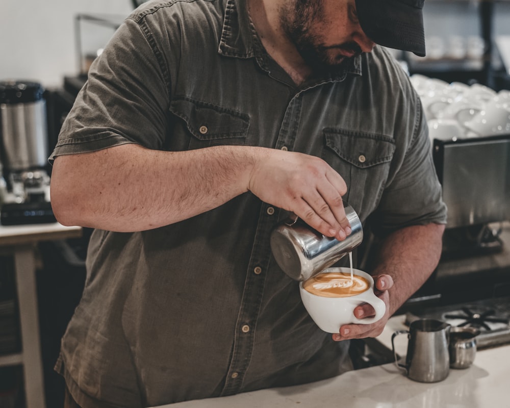 uomo che prepara un espresso