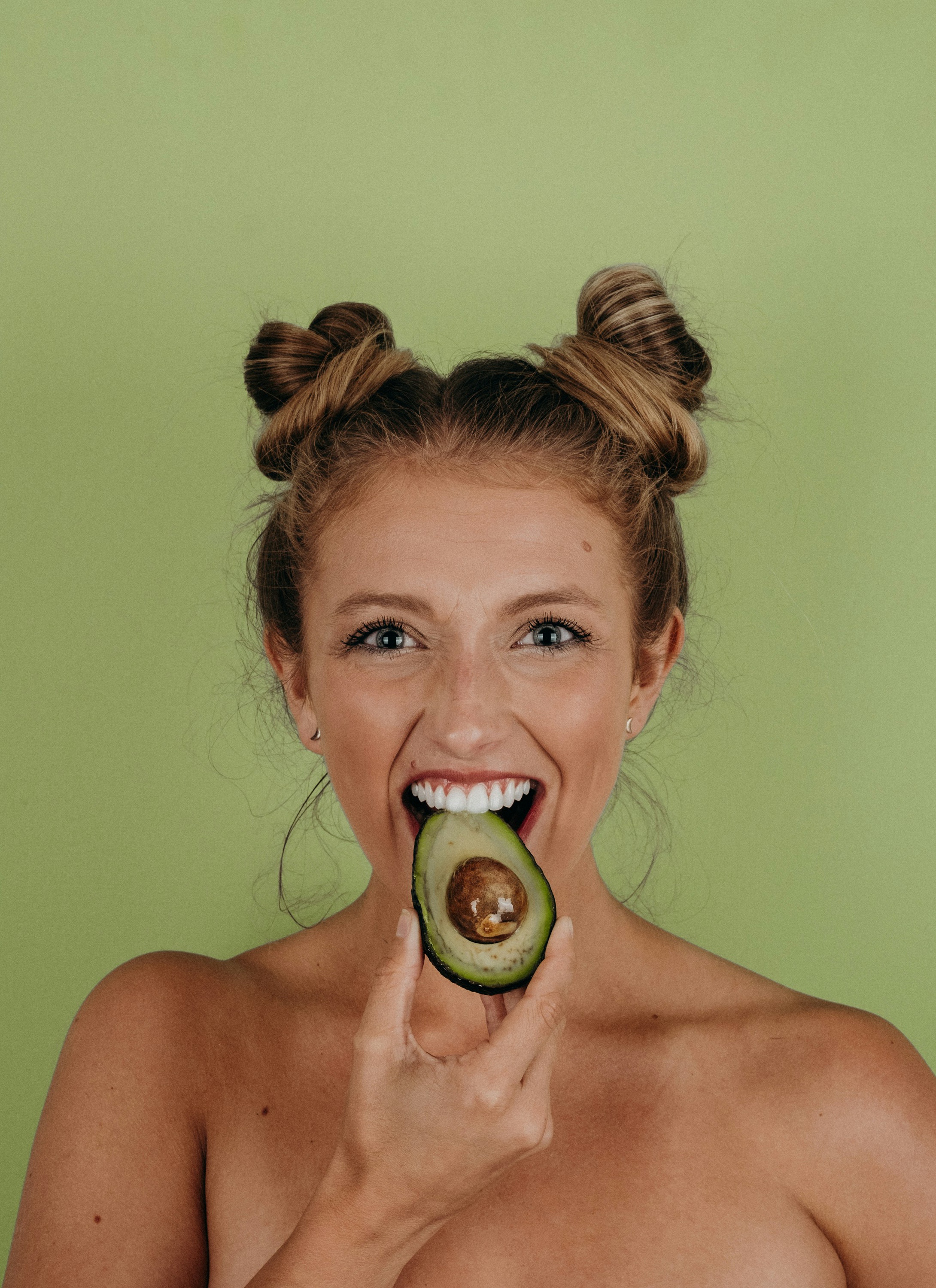 great photo recipe,how to photograph avocadon’t; woman holding sliced avocado