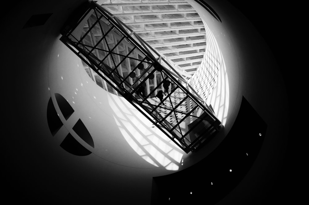 Escalera de metal negro en la parte superior del edificio