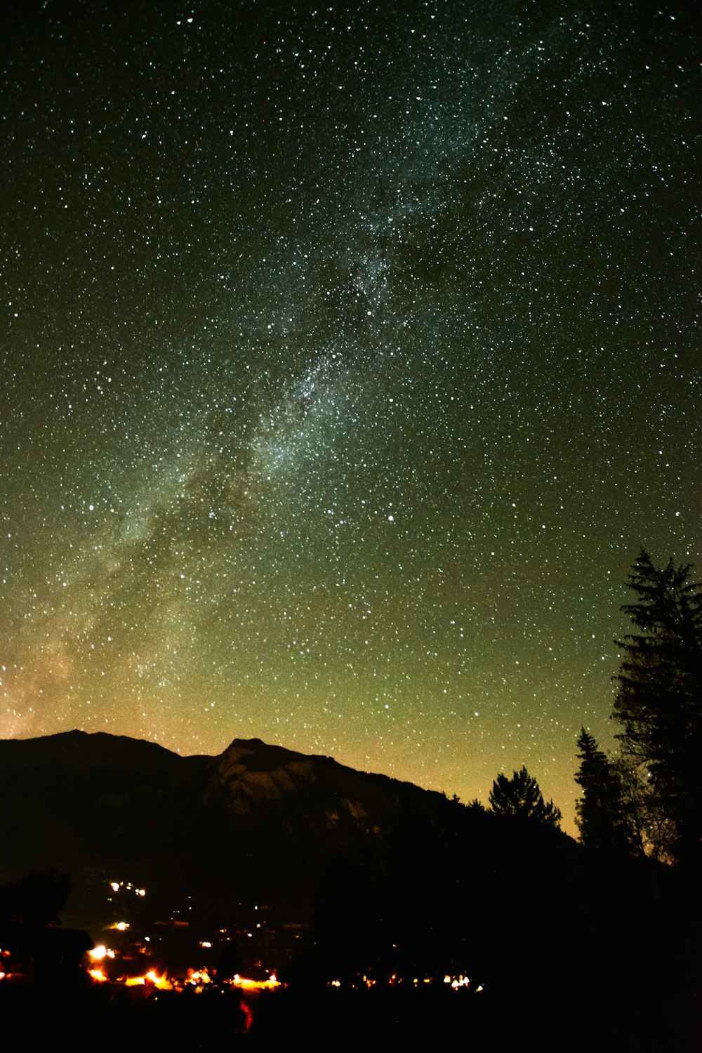 Tiefwinkelfotografie von Sternen bei Nacht
