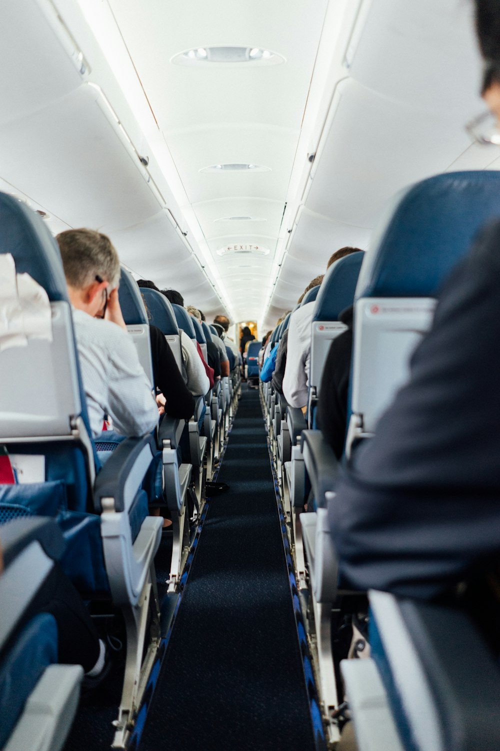 pessoas sentadas dentro do avião