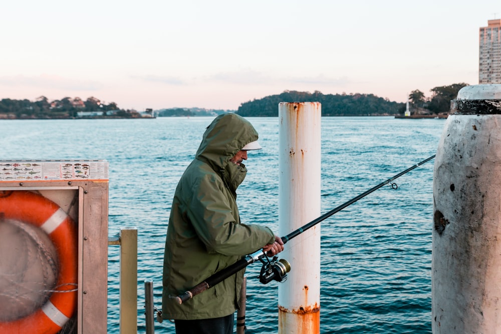 uomo che tiene la canna da pesca