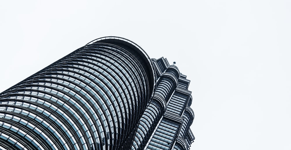 Photographie de vue en contre-plongée d’un bâtiment gris