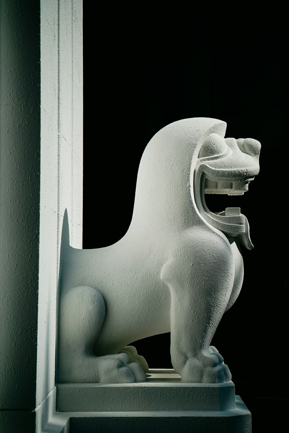 white lion statue