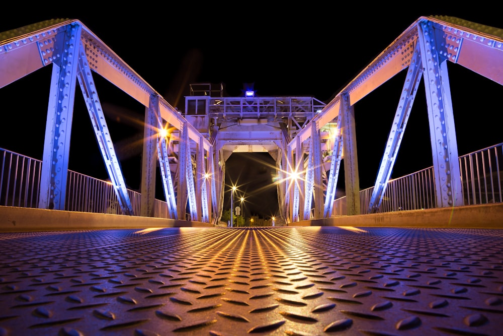 Eine Brücke, die nachts beleuchtet ist