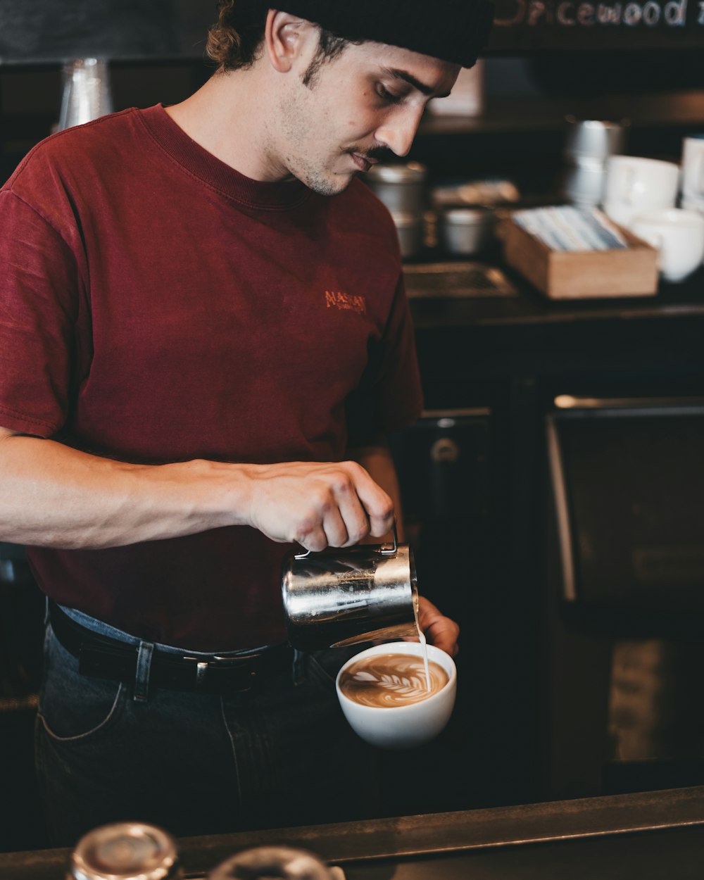 hombre sosteniendo una taza de té