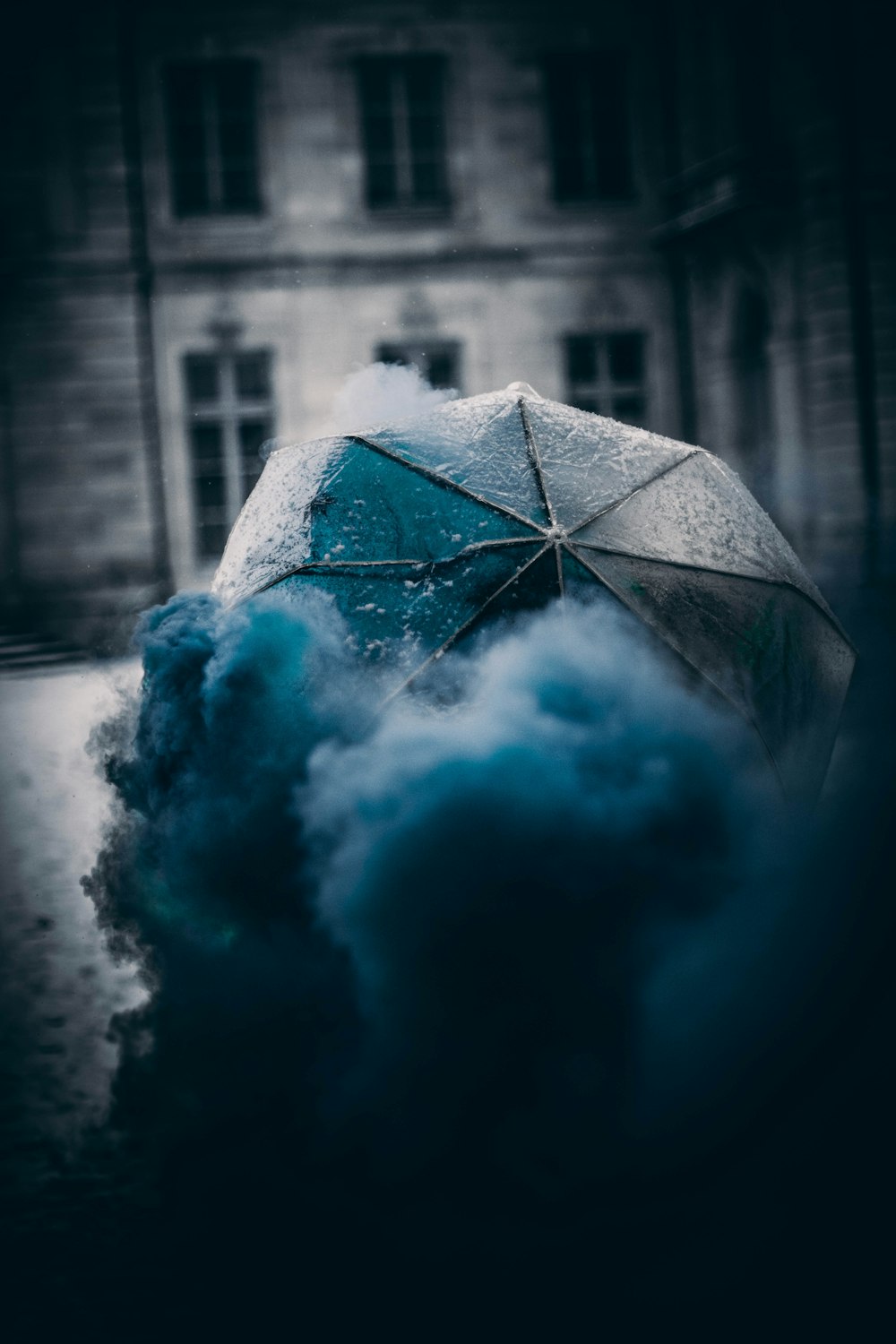 Una persona sosteniendo un paraguas bajo la lluvia