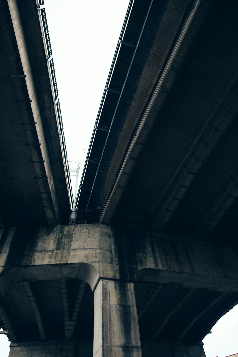 pont en béton gris