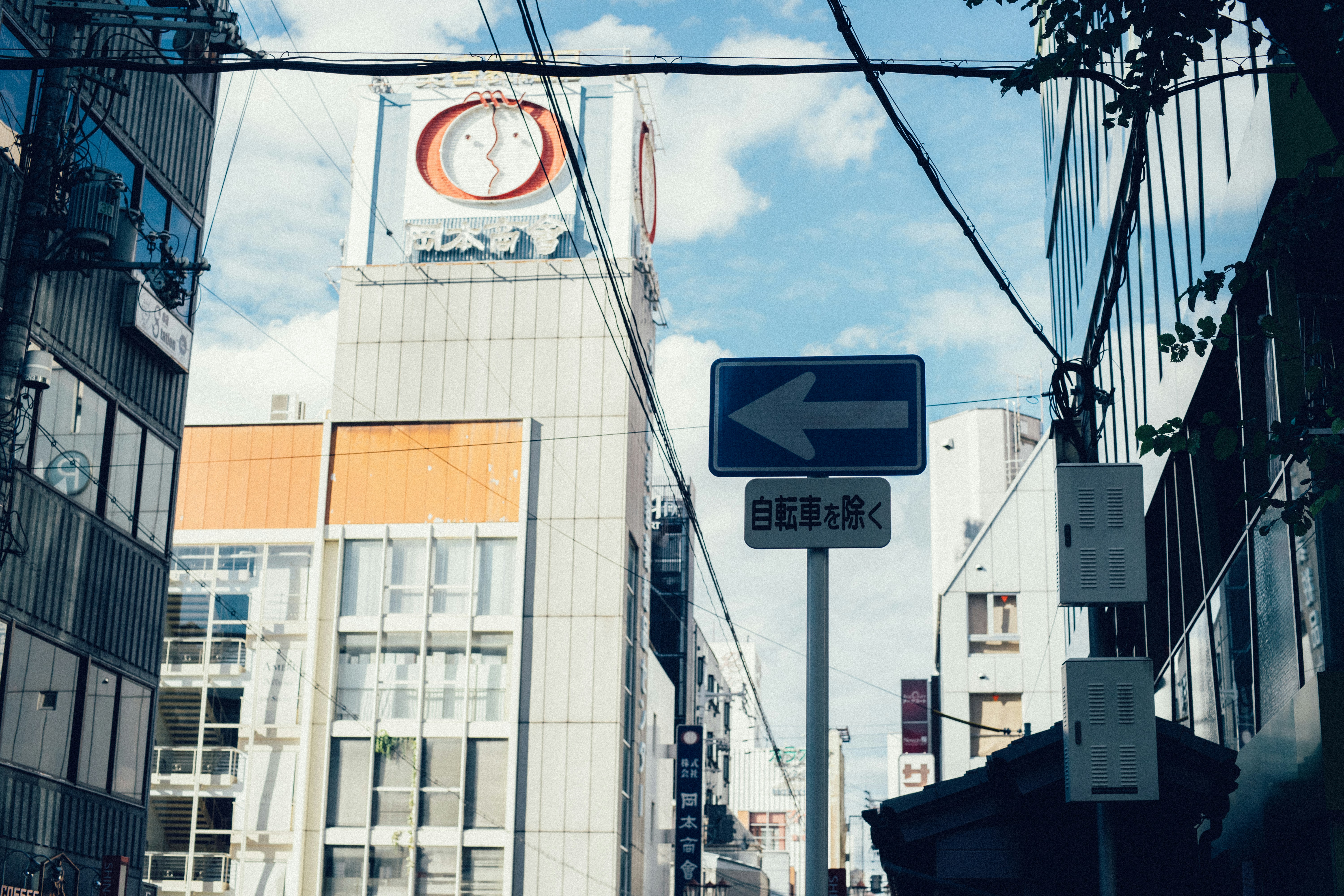 Confused tourist looking at a Japanese sign with a crossed-out clock