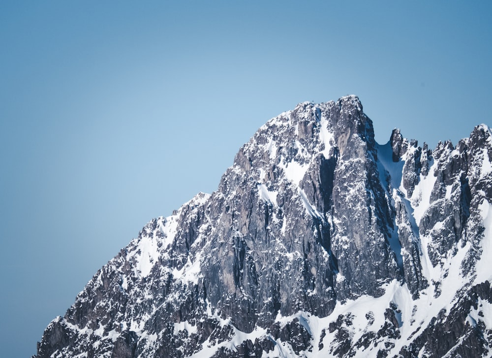 雪景色の山