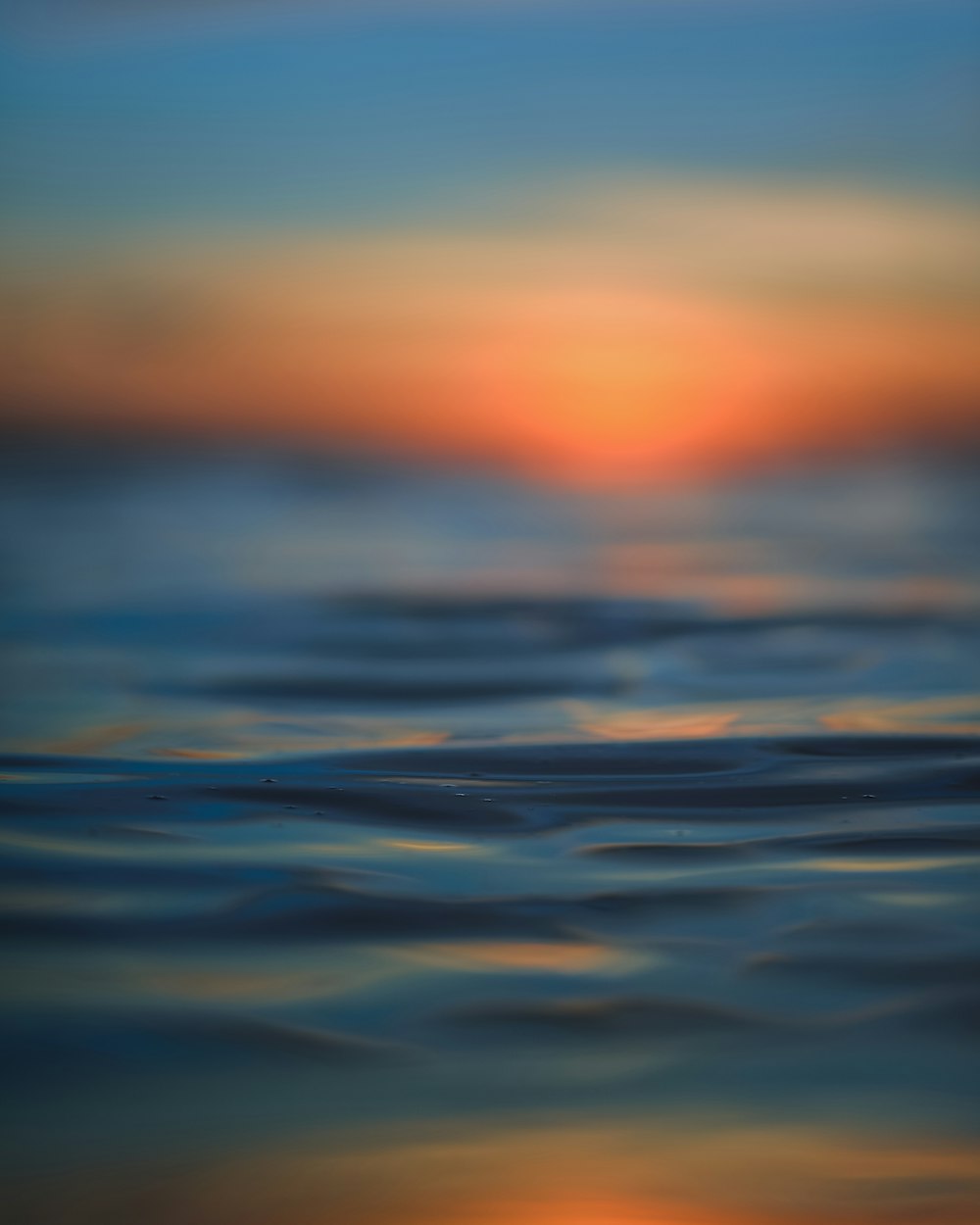 Une photo floue du coucher de soleil sur l’océan