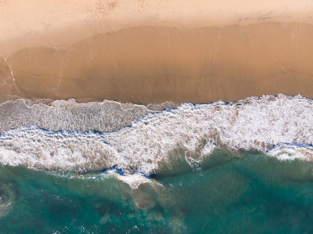 Las olas del mar rompen en la costa durante el día