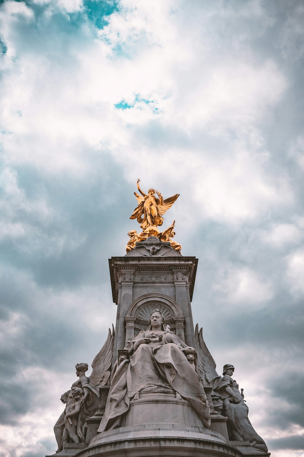 estátua do anjo de ouro