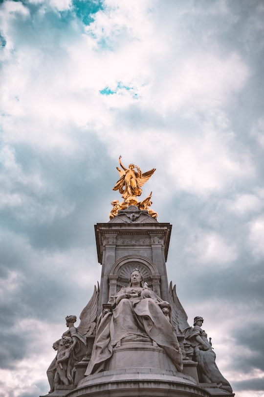 gold angel statue in Victoria Memorial United Kingdom