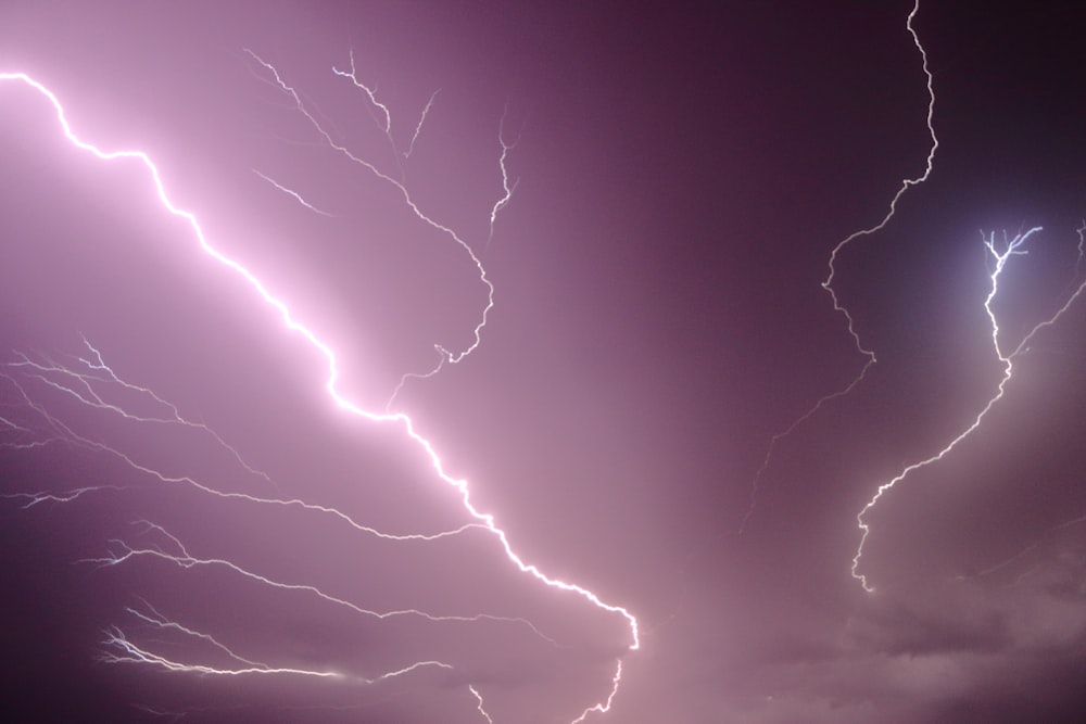 Ein paar Blitze schlagen in den Himmel ein