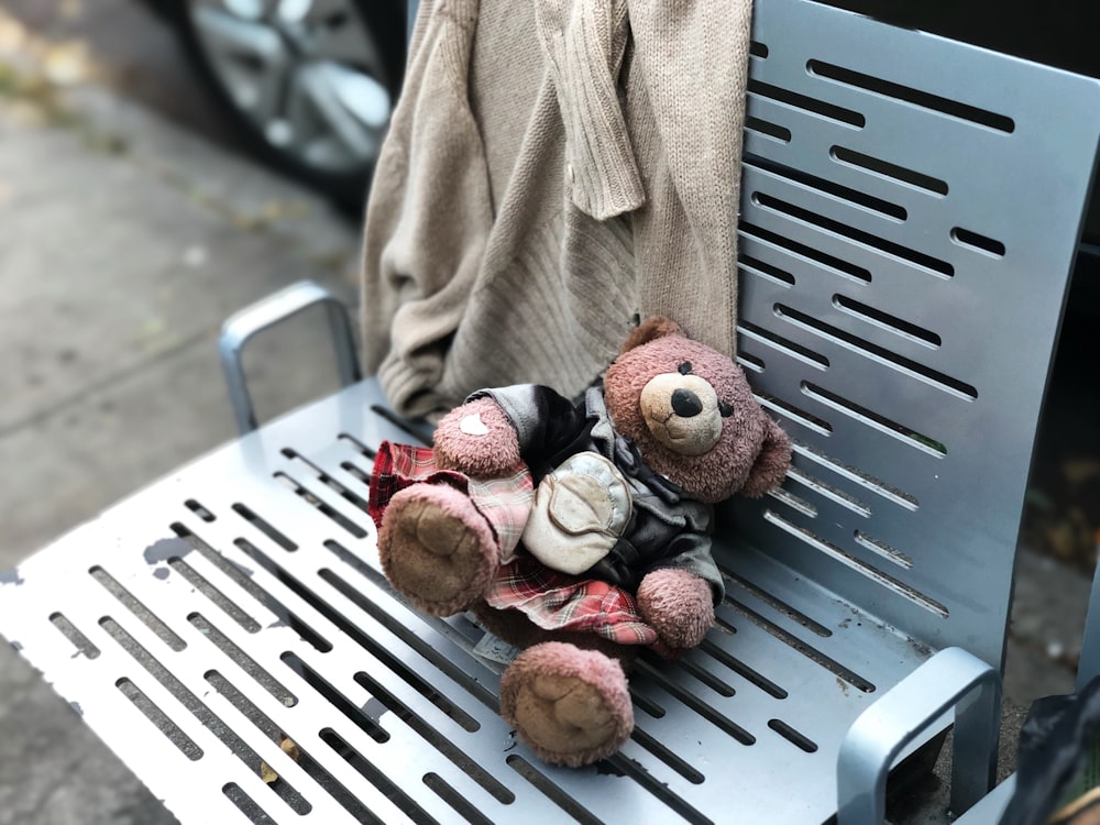 brauner Teddybär auf Stuhl