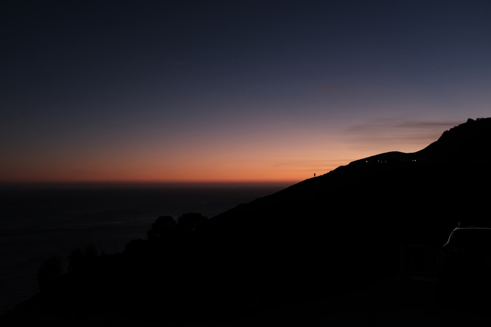 foto di silhouette di montagne durante l'ora d'oro