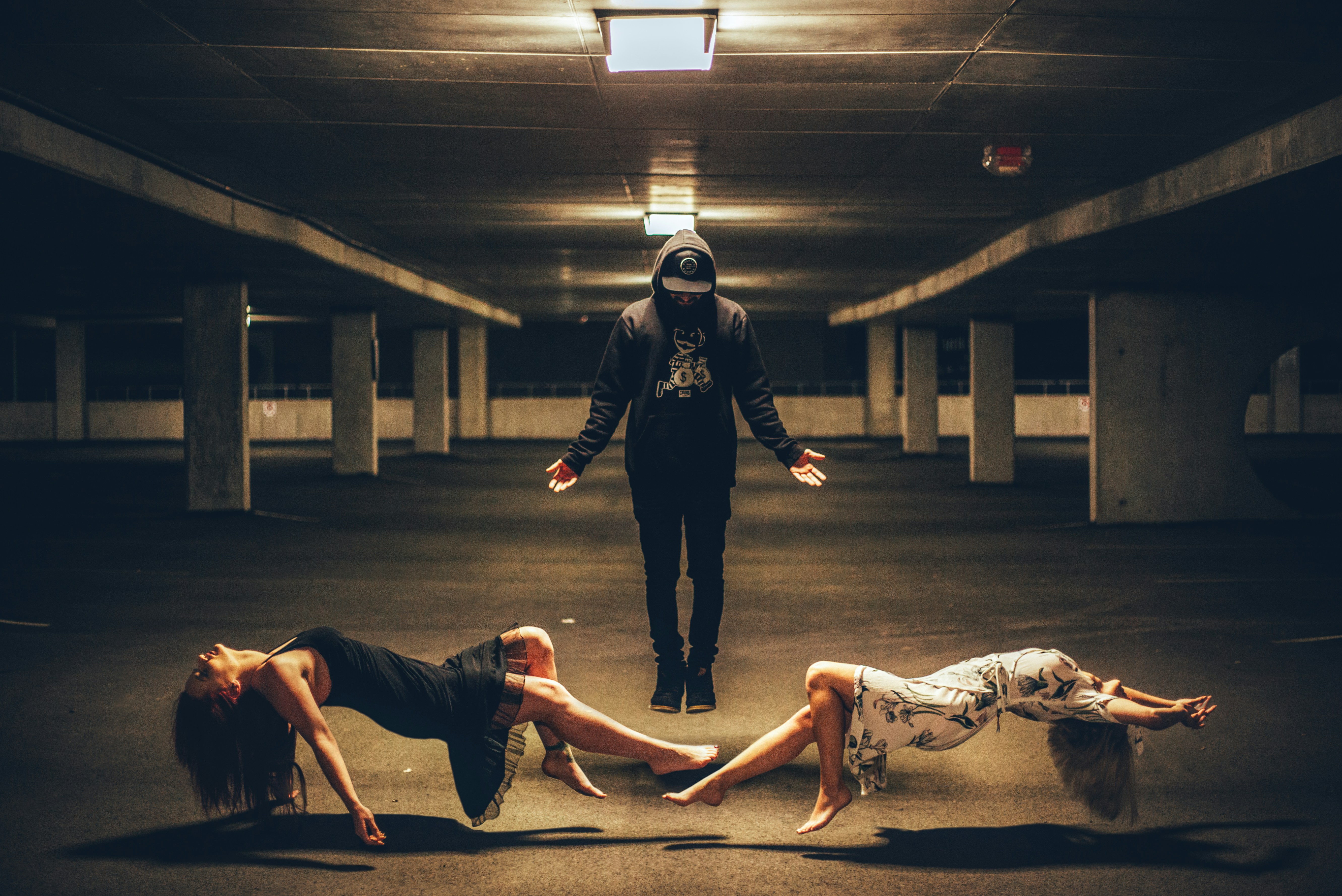 great photo recipe,how to photograph man standing between two women lying
